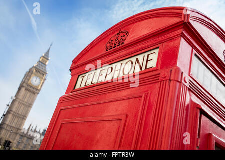 Londoner Telefonzelle vor big ben Stockfoto