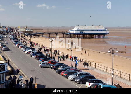 Cleethorpes, Lincolnshire, UK - 18. April 2014: mit Blick auf den zentralen Promenade am 18. April in Cleethorpes Stockfoto