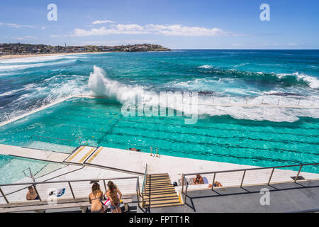 Wellen in den Pool für die östlichen Vororte von Bondi Icebergs Swimming Club, Bondi Beach, Sydney Stockfoto