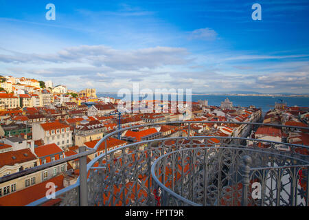 Blick von oben auf den Santa Justa Aufzug auf Lissabon Stadt., Portugal Stockfoto