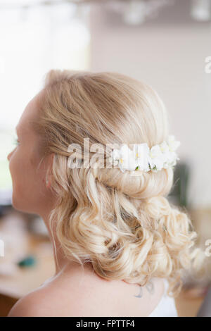 Nahaufnahme einer Braut mit Blumen im Haar, Fürstenfeldbruck, Bayern, Deutschland Stockfoto