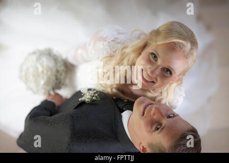 Direkt über der eine Braut und Bräutigam lächelnd, Ammersee, Upper Bavaria, Bavaria, Germany Stockfoto