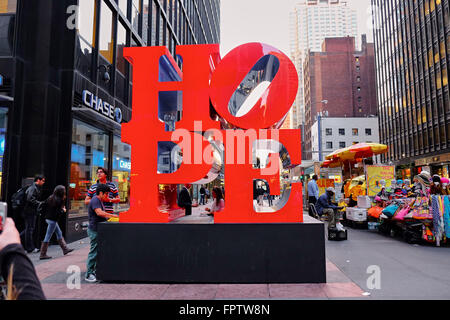 NEW YORK CITY - 9. Oktober 2014: The Hope Skulptur von Robert Indiana Stand an der Ecke der 7th und 53rd in New York City Stockfoto