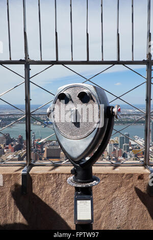 Tourist-Fernglas auf der Spitze des Empire State building, mit Blick auf den Hudson River Stockfoto