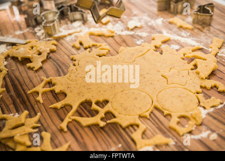 Teig ausgerollt und verschiedene Form Cookies ausgeschnitten mit verschiedenen Fräsern, München, Bayern, Deutschland Stockfoto