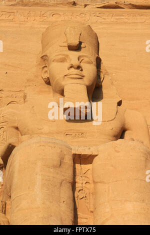 Kolossale Statuen von Ramses II. auf den Sonnentempel, Abu Simbel in Ägypten Stockfoto