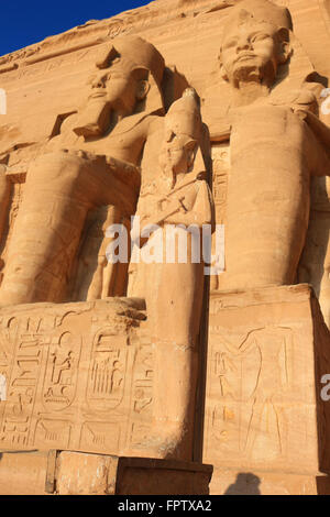 Kolossale Statuen von Ramses II. auf den Sonnentempel, Abu Simbel in Ägypten Stockfoto