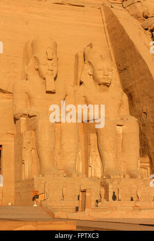 Kolossale Statuen von Ramses II. auf den Sonnentempel, Abu Simbel in Ägypten Stockfoto