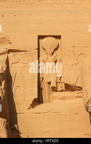 Statue von Ra-Harakhty, unter der Leitung der Falke Sonnengott über dem Eingang zum Sonnentempel von Ramses II, Abu Simbel in Ägypten Stockfoto