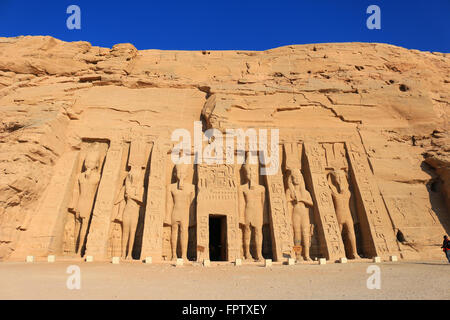 Tempel der Hathour von Ramses II. widmete seiner Frau Nerfertari, Abu Simbel in Ägypten gebaut Stockfoto