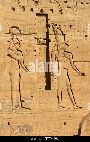 Hieroglyphen und Zeichnungen, Isis und Horus an der Wand des Tempels von Philae in der Nähe von Assuan, Ägypten Stockfoto
