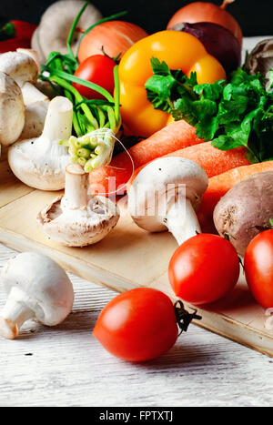 Gemüse vom Ernte frische Austernpilze, Tomaten und Zwiebeln Stockfoto