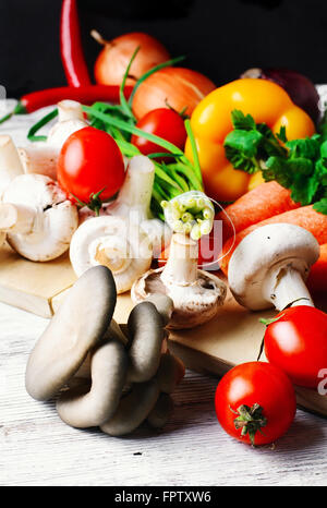 Gemüse vom Ernte frische Austernpilze, Tomaten und Zwiebeln Stockfoto