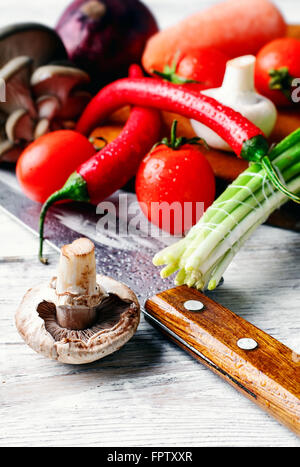 Gemüse vom Ernte frische Austernpilze, Tomaten und Zwiebeln Stockfoto