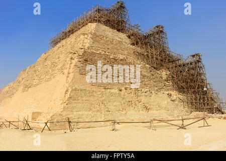 Schritt-Pyramide von Djoser unter Renovierungs- und Erhaltungsarbeiten in Sakkara, Ägypten Stockfoto