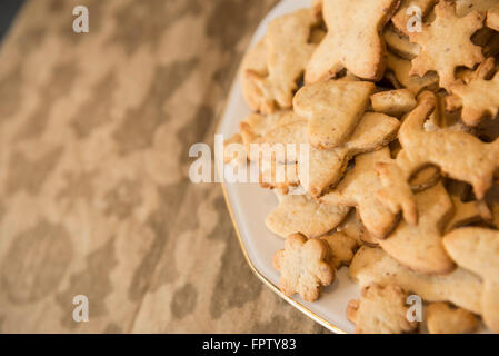 Verwendet Backpapier mit verschiedenen geformten Keksen in Platte, Munich, Bavaria, Germany Stockfoto