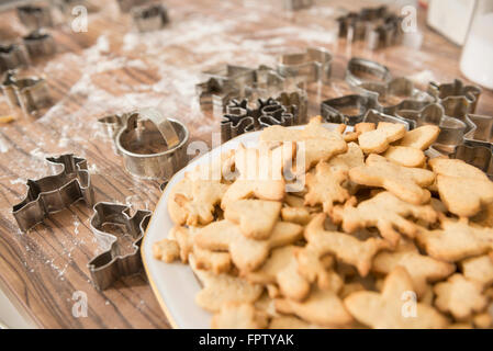 Auswahl an weihnachtsplätzchen und Gebäck auf der Küchentheke, München, Bayern, Deutschland Stockfoto