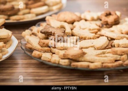 Nahaufnahme von anders geformten Cookies in einem Teller, München, Bayern, Deutschland Stockfoto