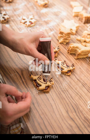 Nahaufnahme einer Frau Rentier Dekoration geformt Cookies, München, Bayern, Deutschland Stockfoto