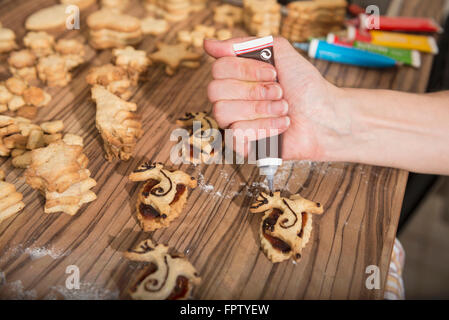 Nahaufnahme einer Frau Rentier Dekoration geformt Cookies, München, Bayern, Deutschland Stockfoto