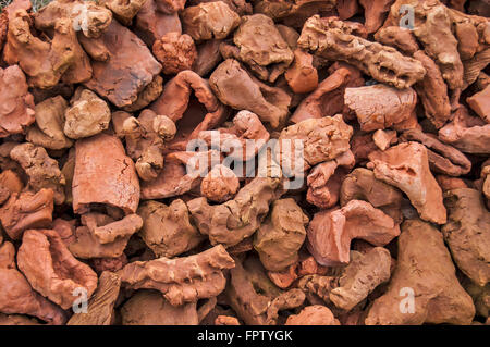 Große Haufen Teile und Formen gebacken Ton auf dem Hügel. Stockfoto