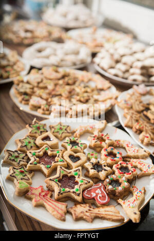 Nahaufnahme von anders geformten Cookies in einem Teller, München, Bayern, Deutschland Stockfoto