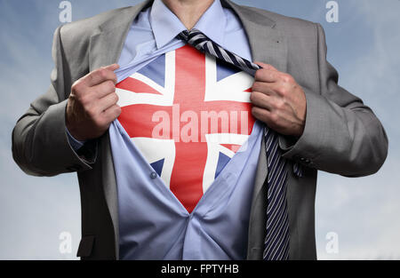 Superheld Geschäftsmann enthüllt britische Flagge Stockfoto