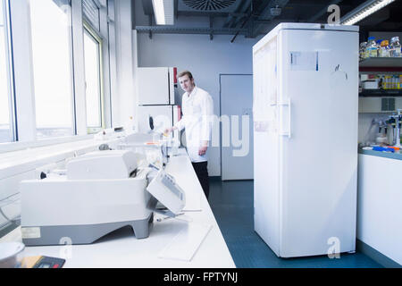 Junge männliche Wissenschaftler in einem Labor Apotheke, Freiburg Im Breisgau, Baden-Württemberg, Deutschland Stockfoto