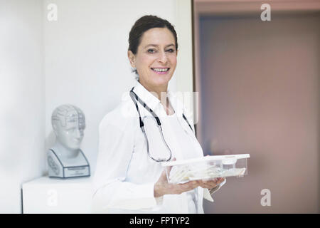 Porträt von einer Ärztin hält eine Medizin-Box, Freiburg Im Breisgau, Baden-Württemberg, Deutschland Stockfoto