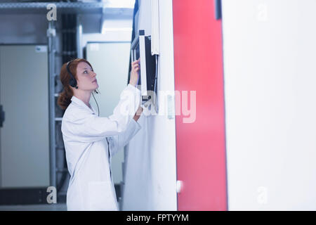 Junge Ingenieurin arbeiten auf Touchscreen-Computer-Monitor in der Industrie, Freiburg Im Breisgau, Baden-Württemberg, Deutschland Stockfoto