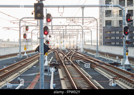 Viele Bahngleise in der Nähe des Bahnhofs Stockfoto