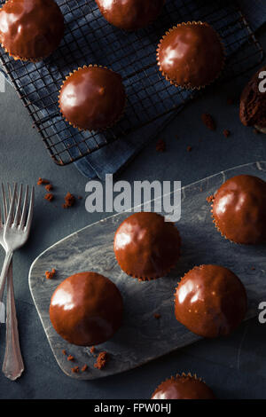 Hausgemachte dunkle Schokolade Cupcakes mit lecker Zuckerguss Stockfoto