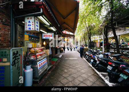 Gasse und Restaurant in Wanhua District, Taipei, Taiwan. Stockfoto