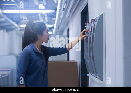 Junge Ingenieurin arbeiten in einer Industrieanlage, Freiburg Im Breisgau, Baden-Württemberg, Deutschland Stockfoto