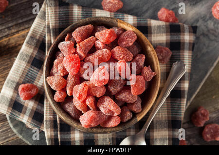 Organische chemische gezuckerten Erdbeeren in einer Schüssel Stockfoto