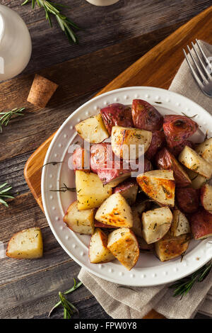 Hausgemachte gebratene Kraut rote Kartoffeln mit Salz und Pfeffer Stockfoto