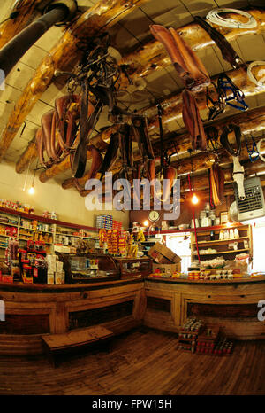 DER 1980ER JAHRE BEGANN INNERE DES HISTORISCHEN HUBBLE TRADING POST 1876 ARIZONA USA Stockfoto