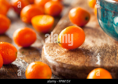 Rohe Bio Orange Kumquats in eine Schüssel geben Stockfoto