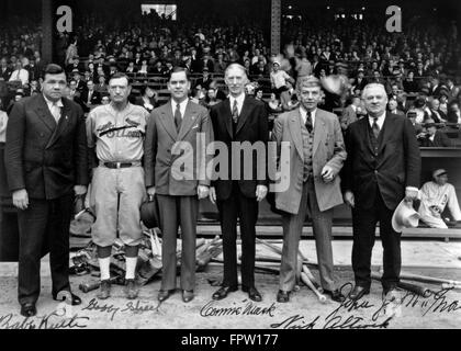 1930ER JAHREN BASEBALL KORYPHÄEN BABE RUTH, GABBY STREET, CONNIE MACK, NICK ALTROCK, JOHN MCGRAW IM BASEBALLSTADION BLICK IN DIE KAMERA Stockfoto