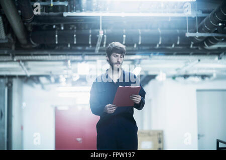 Junge männliche Ingenieur in einer Industrieanlage, Freiburg Im Breisgau, Baden-Württemberg, Deutschland Stockfoto