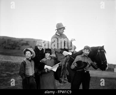 1930ER JAHREN SCHAUSPIELER WIRD ROGERS MIT FRAU BETTY UND KINDER SITZEN AUF DEM PFERD HALTEN TÜRKEI Stockfoto