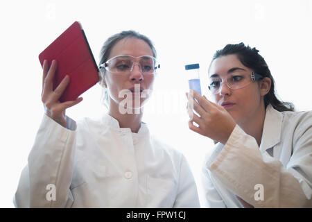 Wissenschaftlerinnen in Laborkittel diskutieren medizinische Probe, Freiburg Im Breisgau, Baden-Württemberg, Deutschland Stockfoto