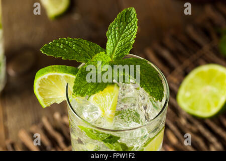 Hausgemachte alkoholische Mojito mit Limette und Minze Stockfoto