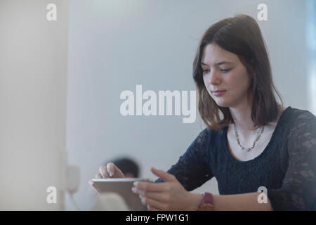 Geschäftsfrau, die in einem Büro am digitalen Tablet arbeitet, Freiburg im Breisgau, Baden-Württemberg, Deutschland Stockfoto