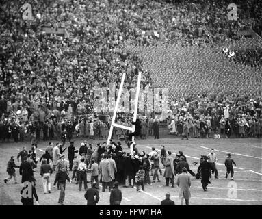 1950ER JAHRE ARMEE MARINE SPIEL BEGEISTERTEN ZUSCHAUERN MENGE HERUNTERREIßEN TORPFOSTEN MARINE GEWANN DAS SPIEL Stockfoto