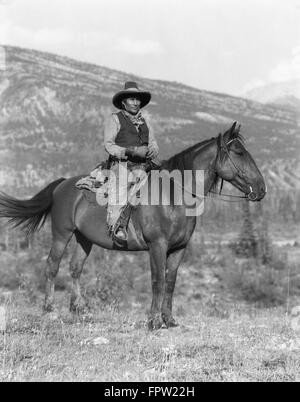 1920ER JAHREN INDIANISCHE MANN AUF REITEN TRAGEN COWBOY KLEIDUNG STONEY SIOUX ALBERTA KANADA Stockfoto