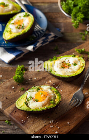 Hausgemachte Bio-Ei, gebacken in Avocado mit Salz und Pfeffer Stockfoto