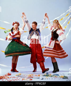 1970ER JAHREN ZWEI JUNGE FRAUEN UND EIN MANN IN TRADITIONELLER KLEIDUNG POLNISCHEN POLKA TANZEN Stockfoto