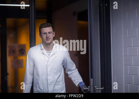 Porträt eines jungen männlichen Wissenschaftler arbeiten in einem optischen Labor, Freiburg Im Breisgau, Baden-Württemberg, Deutschland Stockfoto