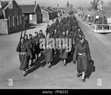 1940ER JAHREN FORT DIX NEUE JERSEY-TRUPPEN VON DER 44. DIVISION MARSCHIEREN IN CANTONMENT STRAßE VON FORT DIX NEW JERSEY Stockfoto